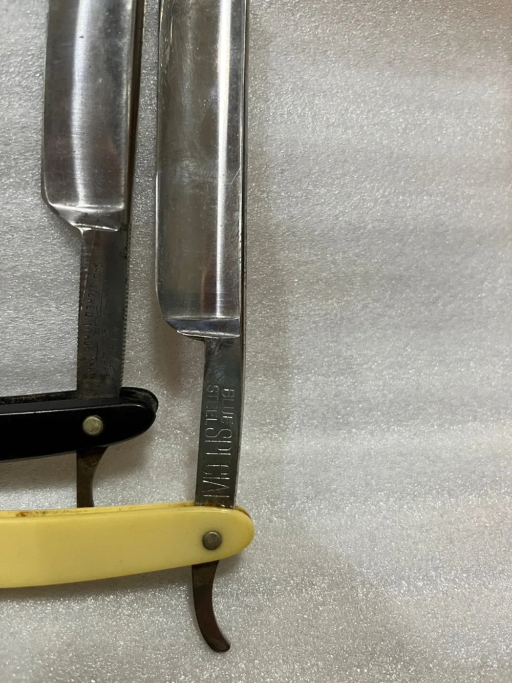 Straight Razor with Yellow Handle - Picture 2 of 6